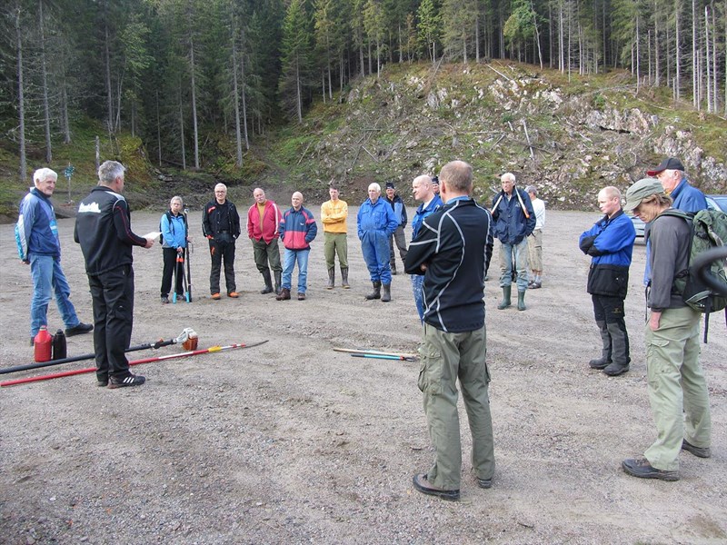 Oppmøte på parkeringsplassen, utdeling av oppgaver. Fra venstre: Øivind Holum, Tore H Rasmussen, Berit Fløgstad, Thomas Knutzen, John Brungott, Terje Stensberg, Trond Faanes, Hans Faanes, Morten Furu, Leif Øie, Pål Cato Elshaug, Fredrik Zimmer, Reidar Selvig, Stian Hauger, Arild Bernstrøm, Erik Hannemann og Harald Martinsen (med ryggen til). (Kommer snart: Terje Osmundsen) Allerede ute i arbeid i Vestend: Olaf og Hege Godli, Stein Oppen, Eirik Formo, Oddbjørn Hagen og Tom Erik Johnsen. Foto: Lene Li Draglan