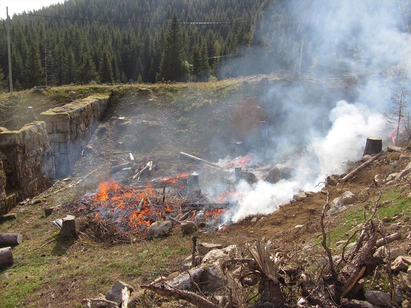 Kanalløypa: Et høvelig stort leirbål. Inne i røyken: Morten Juel. Foto: Lene Li Dragland