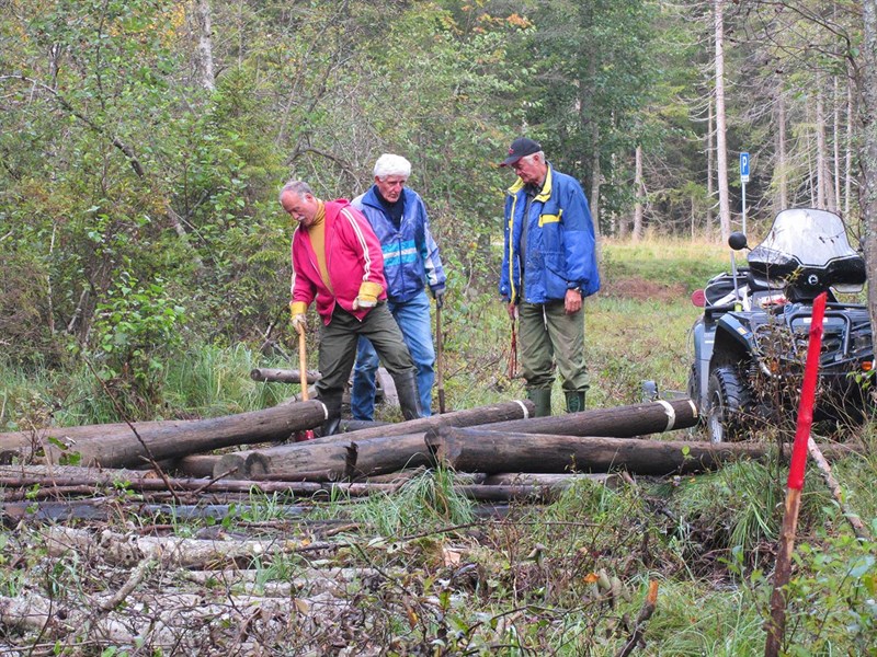 Brua over Bislingbekken skal ferdigstilles: John Brungott, Øivind Holum og Arild Bernstrøm. Foto: Lene Li Dragland