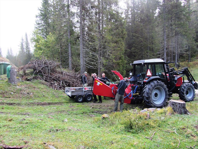Harald Martinsen (med ryggen til) stilte med kvistkutter på traktoren. Vi startet med å rydde ved de felles søplekassene der det ikke så pent ut. Formann Tore H Rasmussen gir klarsignal til Erik Hannemann og Stian Hauger. Foto: Lene Li Dragland