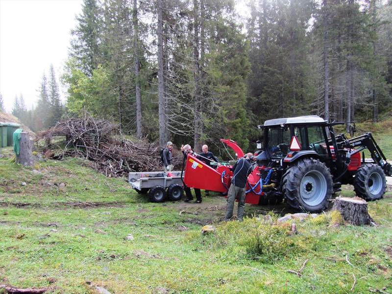 Harald Martinsen (med ryggen til) stilte med kvistkutter på traktoren. Vi startet med å rydde ved de felles søplekassene der det ikke så pent ut. Formann Tore H Rasmussen gir klarsignal til Erik Hannemann og Stian Hauger. Foto: Lene Li Dragland