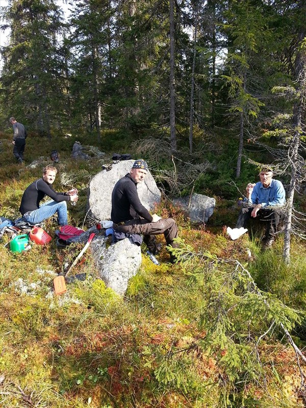 Bjønnputten: Lunsj i godværet. Trond Frøshaug på vei bort for å hente sekken m/mat. Foto: Reidar Selvig