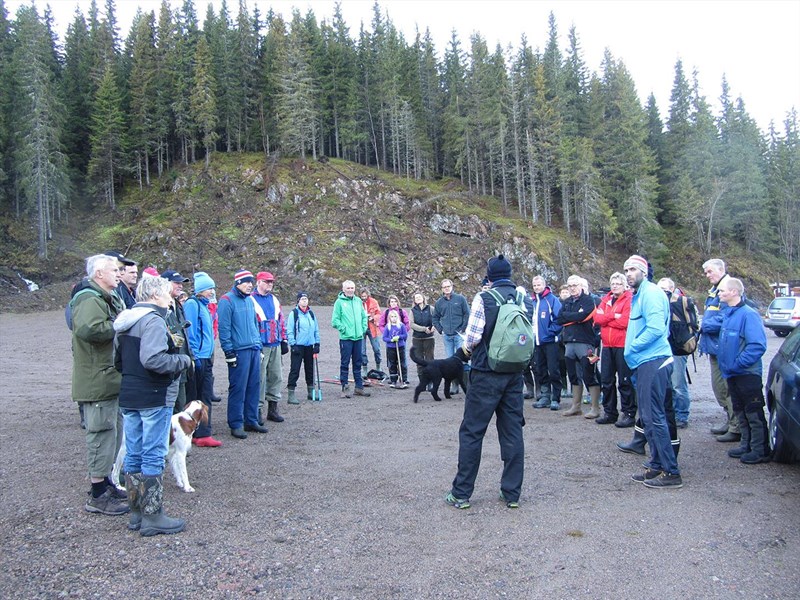 Oppmøte på parkeringsplassen til høstens tredje dugnad: Ingeborg og Sigurd Bjørnstad, Morten Juell, Jakob Skogseid, John Arff Pettersen, Astrid Movik Kristiansen, Øivind Holum, Knut Kristiansen, Svein Grimsvang, Berit Fløgstad, Odd Martinsen, Knut Øen, Hannah Syrdal Øen, Monica Syrdal, Margrete Wiese, Thorvald Grung Moe, Kjell Ivar Skjemstad, Andreas Høiby, Kari Godli Hagen, Thomas Knutzen, Leif Øie, Bitten Sveri, Erik Formo, Rune Volla, Arild Bernstrøm og Stian Hauger. Formann Tore Heldrup Rasmussen med ry