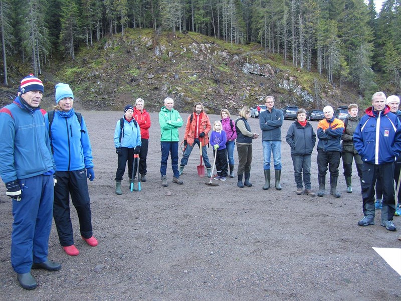 Arbeidslagene grupperer seg: Knut Kristiansen, Astrid Movik Kristiansen, Berit Fløgstad, Odd Martinsen, Knut Øen, Hannah Øen Syrdal, Monica Syrdal, Margrete Wiese, Thorvald Grung Moe, Hege Godli, Olaf Godli, Kari Godli Hagen, Geir Skari, Leif Øie. Foto: Lene Li Dragland