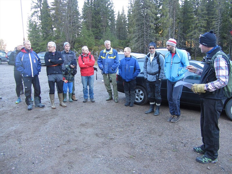 Arbeidslagene grupperer seg: Leif Øie, Geir Skari, Thomas Knutzen, Rune og Åmund Volla, Steinar Faanes, Arild Bernstrøm, Stian Hauger, Erik Erichsen og Eirik Formo får instruksjoner av formann Tore Heldrup Rasmussen. Foto: Lene Li Dragland