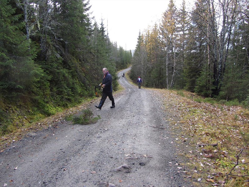 John Brungott rydder langs Myllavegen syd, Svein Grimsvang i bakgrunnen. Foto: Lene Li Dragland