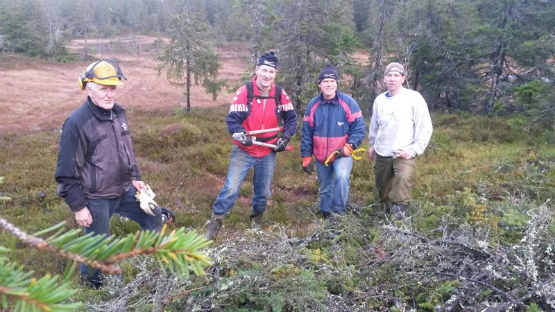 I starten av Formo-løypa inne på Bislingflaka: I siste bakken opp til høyeste punkt er det en liten bratt bakke rett etter skiltet med Formoløypa. Det er noen fjellrabber og groper i denne bakken. Vi fylte igjen groper og søkk og rullet vekk en stor stein slik at Arild ikke skal spinne og sette seg fast. Vi brukte 3 timer på rydding langs Bislingveien med 3 motorsager durende og mye kvist og nedfall som ble fjernet. Fra v Øivind Holum, Kjell Ivar Skjemstad, Terje Stensberg og undertegnede. Foto: Jakob S