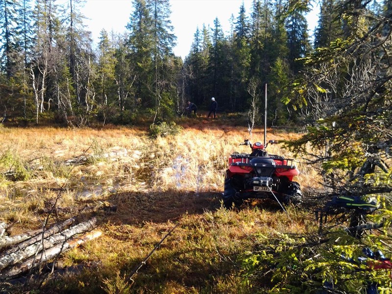 Stian Hauger, Geir Skari og ? kavler i sørenden av Svartbekktjernet der løypemaskinen gled ut i vinter. Foto: Stian Hauger.