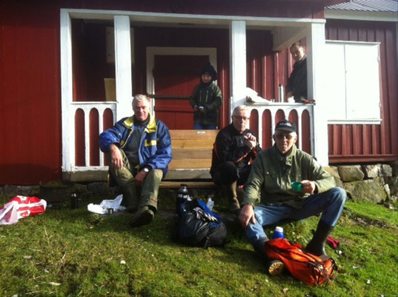 Fra dugnaden i Vikabakken ved Sveavannet. Vi tok lunsjen på trappa på hytta til Skiforeningen. Åmund Volla og Steinar Faanes fra Panka innunder tak. Arild Bernstrøm, Thomas Knutzen og Morten Juell på trappa. Foto Rune Volla