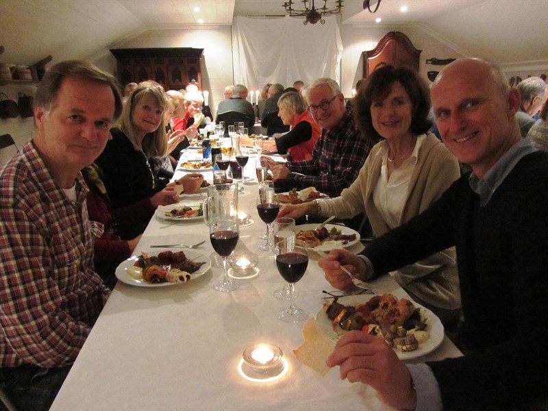 t.v.: Thorvald Grung Moe, Inger Johanne Wiese, fra høyre: Harald og Anne Gløersen, Thomas Knutzen og Ingeborg Bjørnstad. Foto: Nina Grønnestad Heldrup
