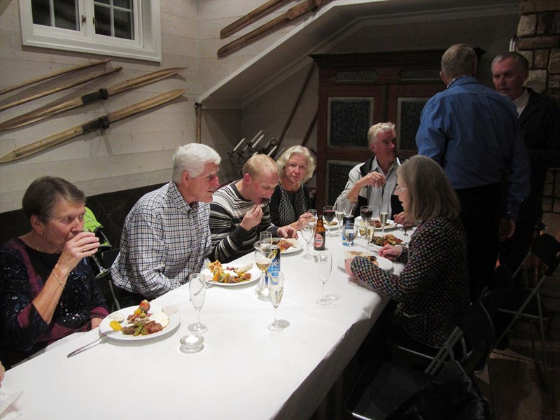 Liv Aud og Øivind Holum, Stian Hauger, Gro Iren Iversen, Arild Bernstrøm, Britt og Pål Caspersen og Odd Martinsen. Foto: Lene Li Dragland