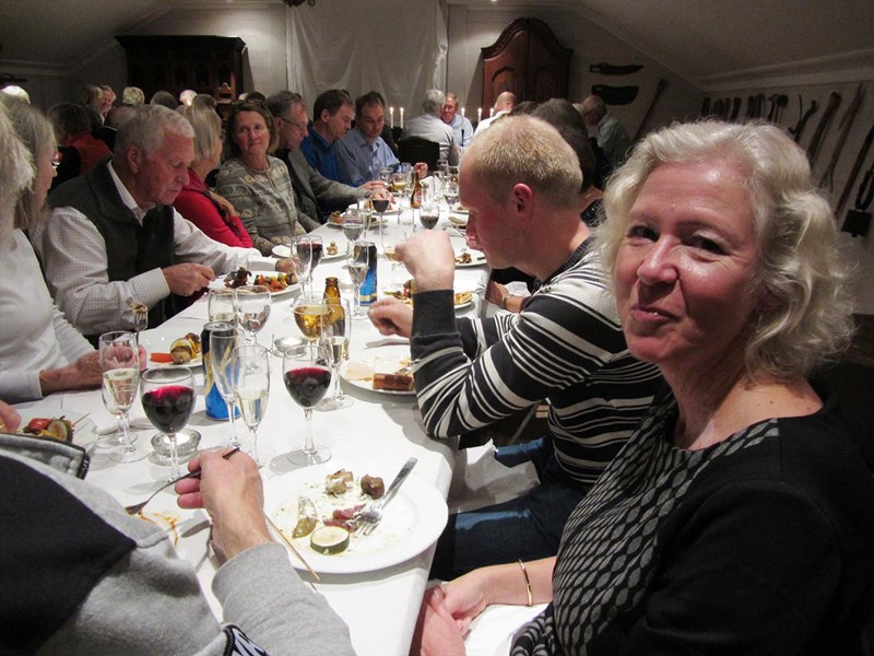 t.h. Gro Iren Iversen og Stian Hauger. Fra venster: Britt Caspersen, John og Tone Arff-Pettersen, Margrete Wiese, Andreas Høiby, Kjell Ivar Skjemstad, Rune Volla. Foto: Lene Li Dragland