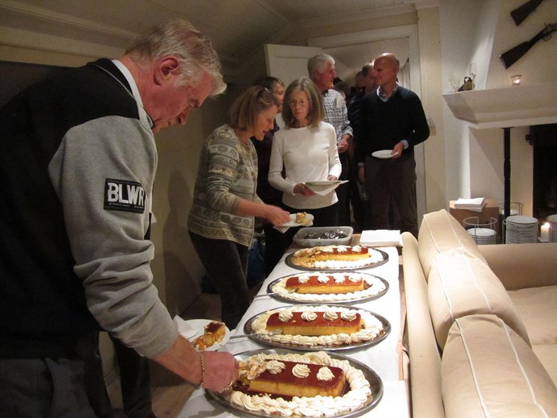 Arild Bernstrøm, Margrete Wiese, Britt Caspersen, Liv Aud og Øivind Holum og Harald Gløersen klare for karamellpudding. Foto: Nina Grønnestad Heldrup