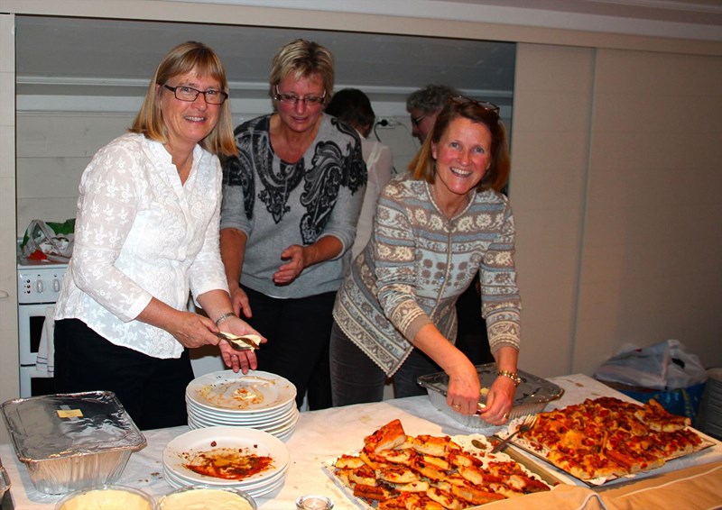 Lene Li Dragland, Bitten Sveri og Margrete Wiese rydder på kjøkkenet. Foto: Nina Grønnestad Heldrup