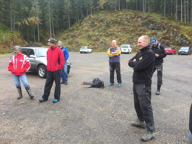 Oppmøte ved Mylla dam: fra venstre: Ingrid Hartmark, Oddmund Mellemstrand, Rolf Berg; Leif Øie, Harald Martinsen og Frederik Zimmer. FOTO: Lene Li Dragland