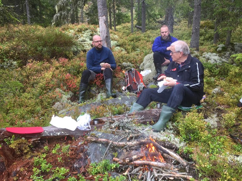 Gunstein Hansen, Lasse Grønningsæter og Thomas Knutzen rundt bålet ved Bjønnputten. FOTO: Lene Li Dragland
