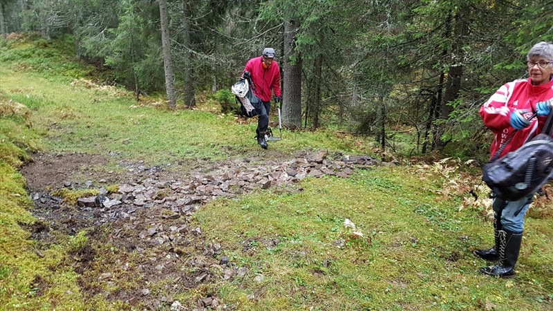 Ingrid Hartmark og Oddmund Mellemstrand rydder løypa mellom Kalrasen og Stormyra. Foto: Lars Petter Fjeld