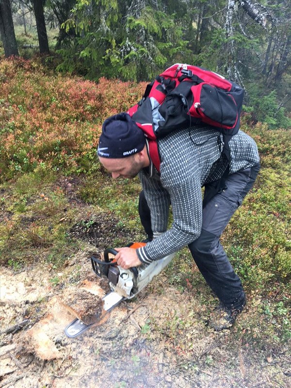 Eirik Formo senker stubber i Formoløypa. Foto: Sverre Sjøblom