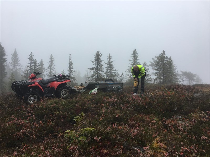 Omlegging av løypetraseen på Bislingen. Stian Hauger flytter stein. Foto: Bjørn A. Madsen