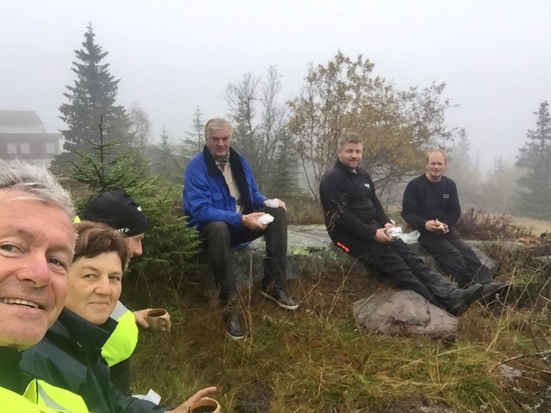 Den viktige delen av dugnaden: bål og matpakke. Her på Bislingen: Tore H. Rasmussen (også fotograf), Hege Godli, Olaf Godli, Arild Bernstrøm, Bjørn A. Madsen og Stian Hauger.