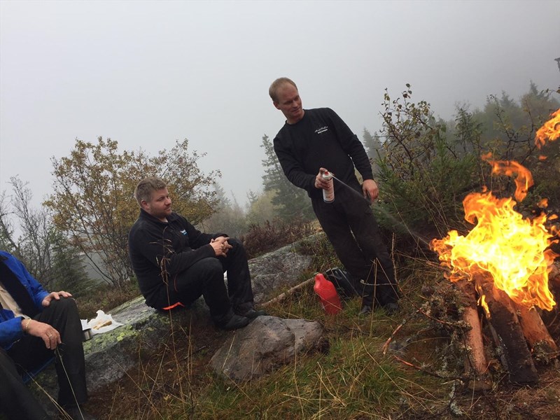 Stian Hauger får fart på bålet på Bislingen med Bjørn A. Madsen som tilskuer. Foto: Tore H. Rasmussen