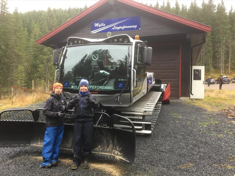 To tøffe karer foran løypemaskinen: Joshua og Åsmund. Foto: Lene Li Dragland