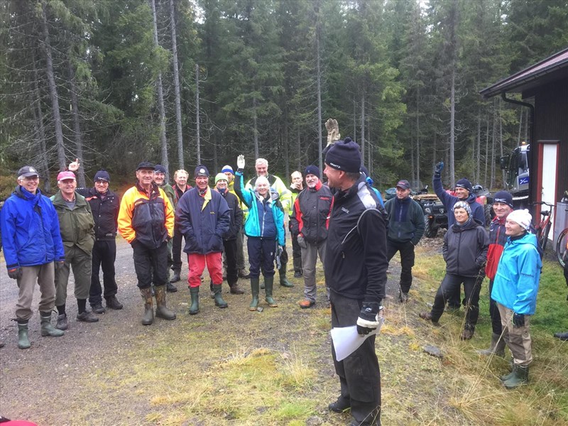 Morten Juell, Sigurd Bjørnstad, Thomas Knutzen, Dag Fredriksen, Arnfinn Strålberg, Sverre Sjøblom, Jostein Refsnes, Lars Petter Fjeld, ?, Hilde Reh Stensrud, Arild Bernstrøm, Stian Hauger, Kåre Hansen, Tor Erik Johnsen, Bo Engdahl, Hege Godli, Knut Ivar Skjemstad, Tove Tøien og Tore Heldrup Rasmussen. (Hånden i været de som har hytte ved Mylla) Foto: Lene Li Dragland