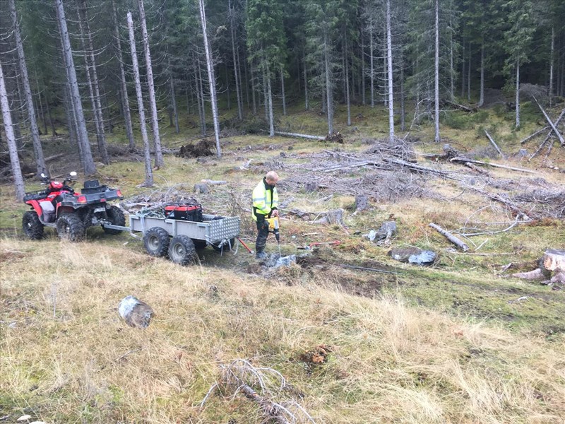 Løypekjørerne Stian Hauger og Bjørn Arild Madsen gyver løs på store stein i løypa ved Skjerpemyr. Foto: Bjørn Arild Madsen.