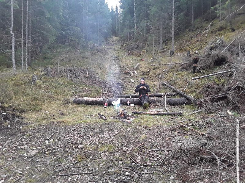 20171021_BAM_SH_Dugnad_Skjerpemyr Bjørn Arild Madsen med matpakke ved lunsjbålet ved Skjerpemyr naturminne Foto: Stian Hauger