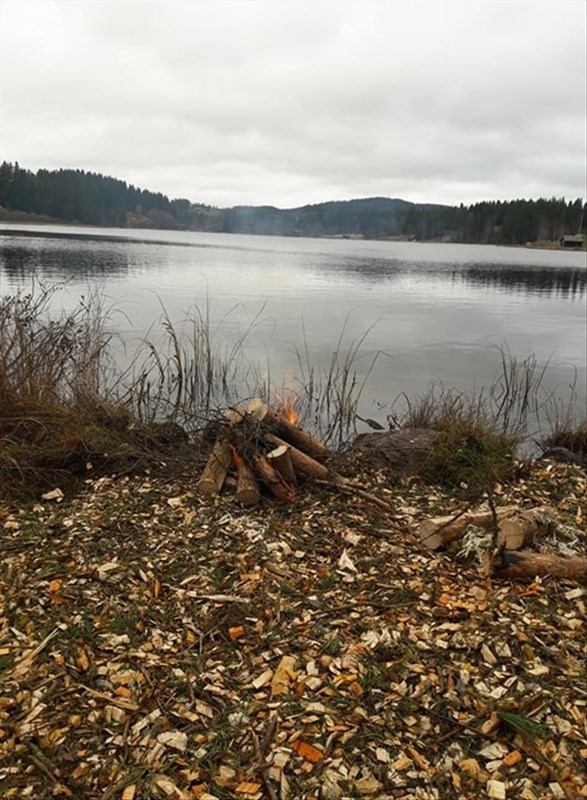 Og obligatorisk dugnadsbål i vannkanten. Foto: Hege Marie Godli