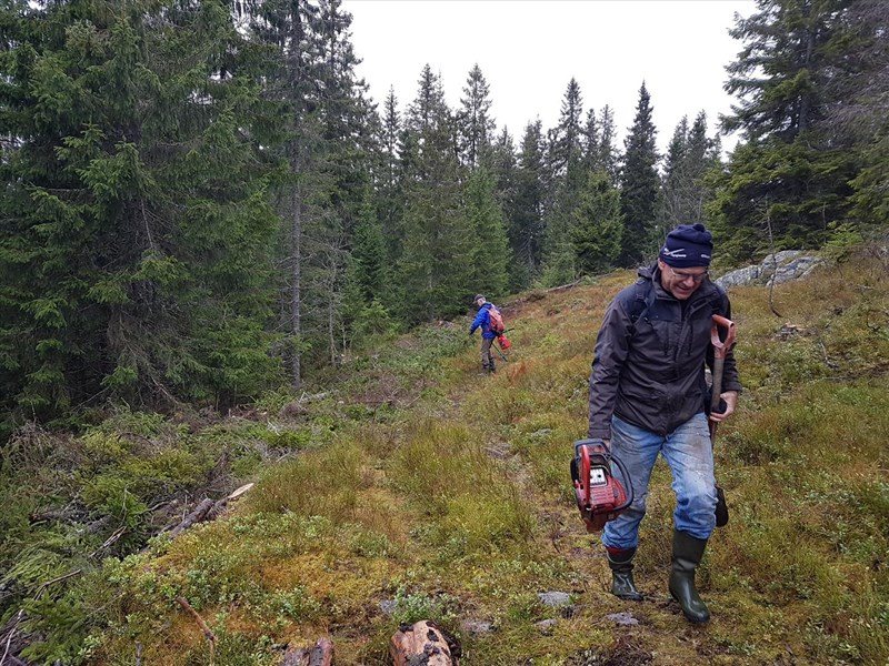 Terje Osmundsen, Morten Juell og fotograf Lars Petter Fjeld sikrer løypa overfor skaret i Formoløypa så løypemaskinen ikke skal skli ut.