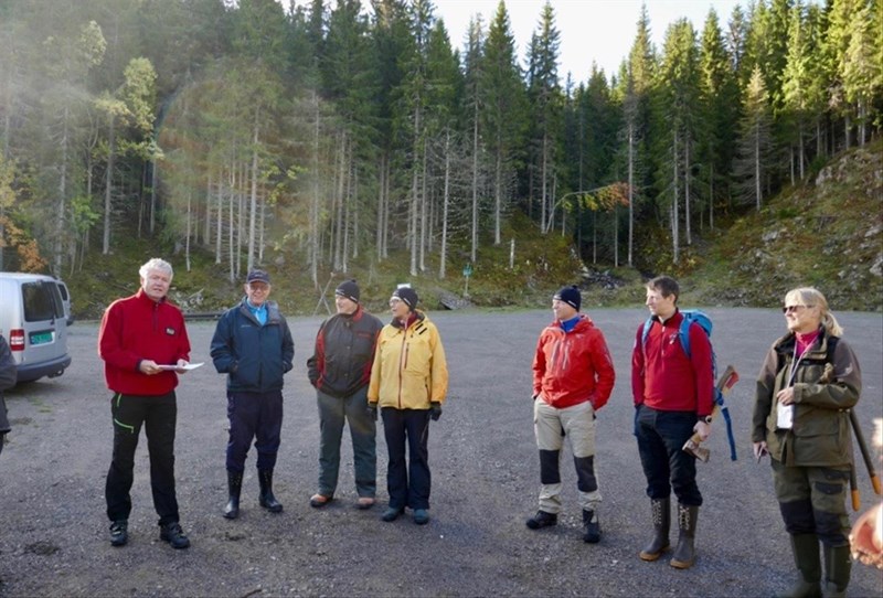 Tore Heldrup Rasmussen deler ut arbeidsoppgaver til dugnadsgjengen. Finn Hammer, Kåre Hansen, Ellen Hansen, Steinar Faanes, Trond Faanes og Lene Li Dragland. FOTO: Nina Grønnestad Heldrup