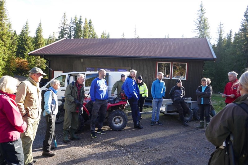 Oppmøte ved garasjen: Hanne og Trond Wennberg, Berit Fløgstad, Jostein Refsnes, Eirik Formo, Bjørn Arild Madsen, Arild Bernstrøm, Stian Hauger, Bo Engdahl, Olaf og Hege Godli, Sverre Sjøblom, Tore H. Rasmussen og Lene Li Dragland FOTO: Nina Grønnestad Heldrup