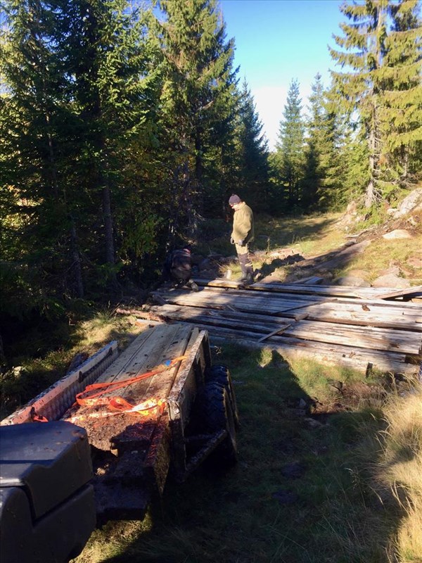 Det var nokså vått i Formoløypa der Bjørn Arild Madsen manøvrerte 4-hjulingen med tilhenger. Godt jobba å få planken helt fram. Søla vaskes nok av etterhvert. FOTO: Lene Li Dragland