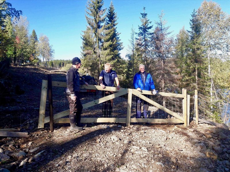 Olaf Godli, Sverre Sjøblom, Arild Bernstrøm godt fornøyde med den nye porten ved Mutta FOTO: Hege Marie Godli