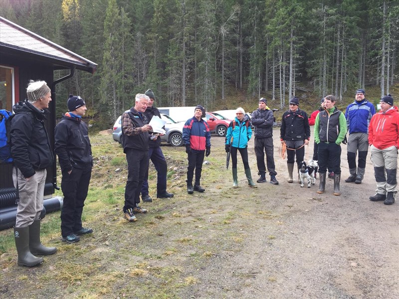 Oppmøte til dugnad: f.v.: Arild Lund, Lars Petter Fjeld, Tore H. Rasmussen, Arild Bernstrøm, Terje Stenberg, Hilde Reh Stensrud, Harald Martinsen, Thomas Knutzen, Lasse Grønningsæter, Trond Faanes, Gunstein Hansen, Steinar Faanes. FOTO: Lene Li Dragland