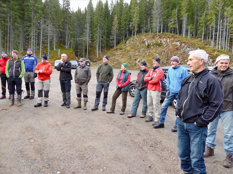 Oppmøte dugnad, f.v. Lasse Grønningsæter, Trond Faanes, Gunstein Hansen, Steinar Faanes, Dag Fredriksen, Ove Brandt, Jakob Skogseid, Margarete Wiese, Kåre Hansen, Harald Gløersen, Øivind Holum, Bjørn Inge Larsen, Terje Osmundsen. FOTO: Nina Grønnestad Heldrup