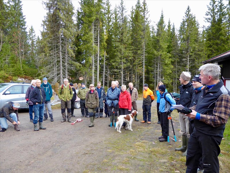 Oppmøte dugnad. F.v.: Terje Osmundsen, Ingeborg Tvete, Bjørn Inge Larsen, Ole Tvete, Joakim Lystad, Stian Hauger, Bjørn Arild Madsen, Lene Li Dragland, Arne Kirkeby, Elliot Kirkeby, Sigurd Bjørnstad, Eirik Formo, Ingeborg Bjørnstad, Sverre Sjøblom, Olaf Godli, Inger Johanne Wiese, Berit Gro Fløgstad, Arild Lund, Lars Petter Fjeld og Tore H. Rasmussen som deler ut oppgaver. FOTO: Nina Grønnestad Heldrup