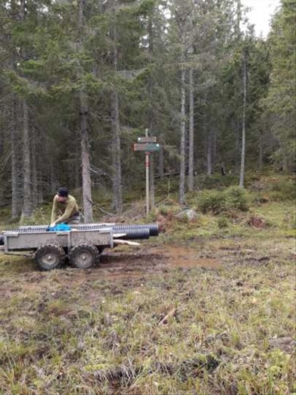 Grønntjernløypa, ved flisbanen. Tilhenger med rør som skal ned i bakken. FOTO: Stian Hauger