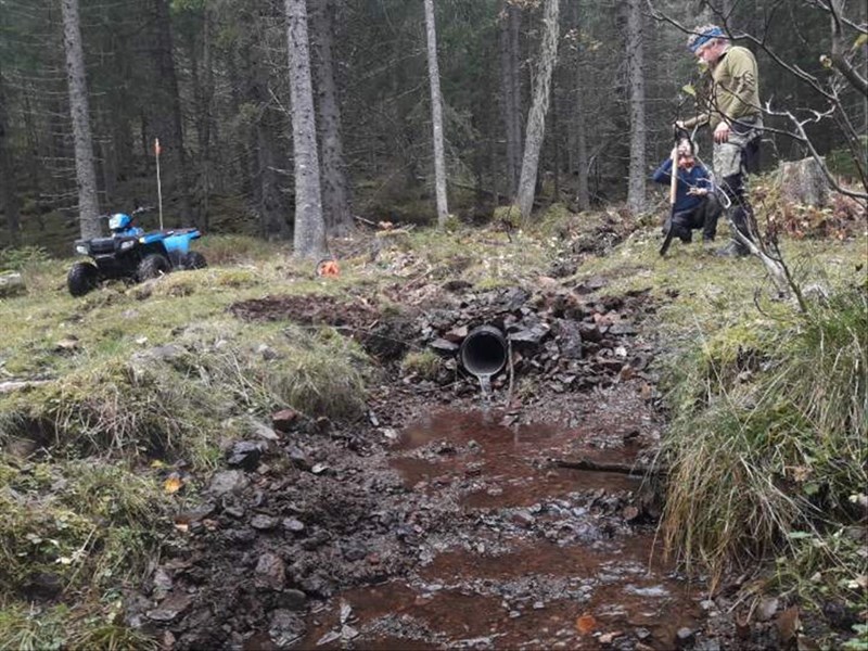 Nytt rør I Grønntjernløypa fylles med vann. FOTO: Stian Hauger