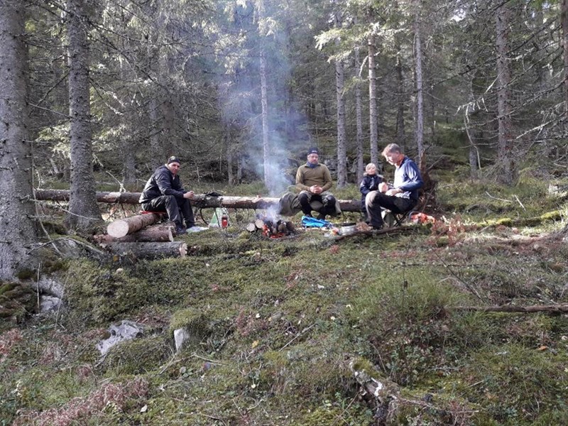 Pause I Grønntjernløypa: Harald Martinsen, Bjørn Arild Madsen, Elliot og Arne Kirkeby FOTO: Stian Hauger