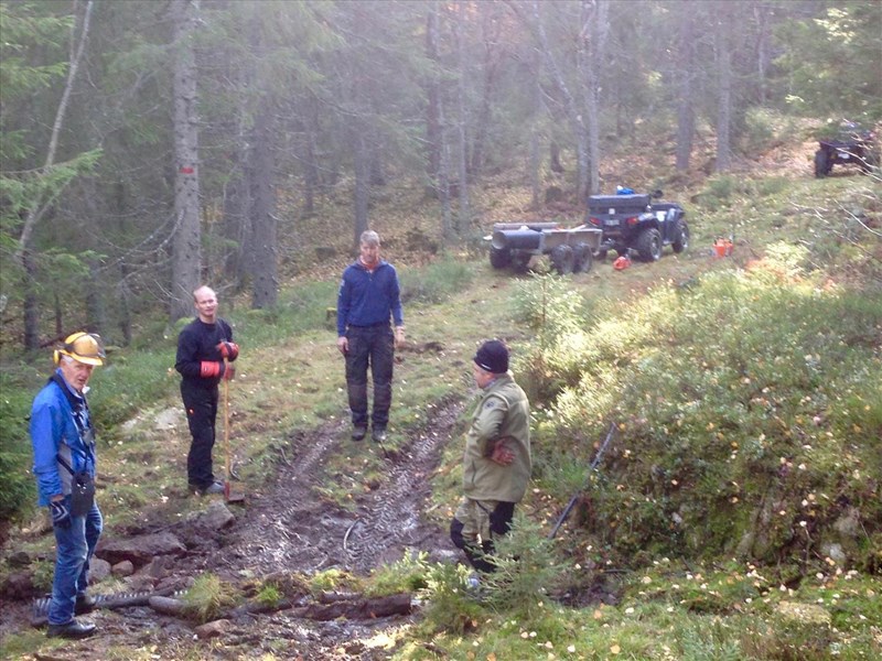 Grønntjernrunden. Øivind, Holum, Stian Hauger, Arne Kirkeby og Bjørn Arild Madsen legger en bekk i rør. FOTO: Jostein Refsnes