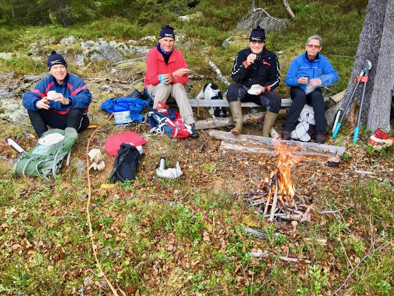 Pause: Terje Stenberg, Harald Gløersen, Thomas Knutzen og Berit Gro Fløgstad nyter matpakke og leirbål ved Bjønnputten. FOTO: Lene Li Dragland