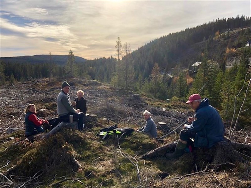 Rastepause ved Høgnes: Margarete Wiese, Arild Bernstrøm, Sverre Sjøblom, Arild Lund og Sigurd Bjørnstad. FOTO: Tore H. Rasmussen