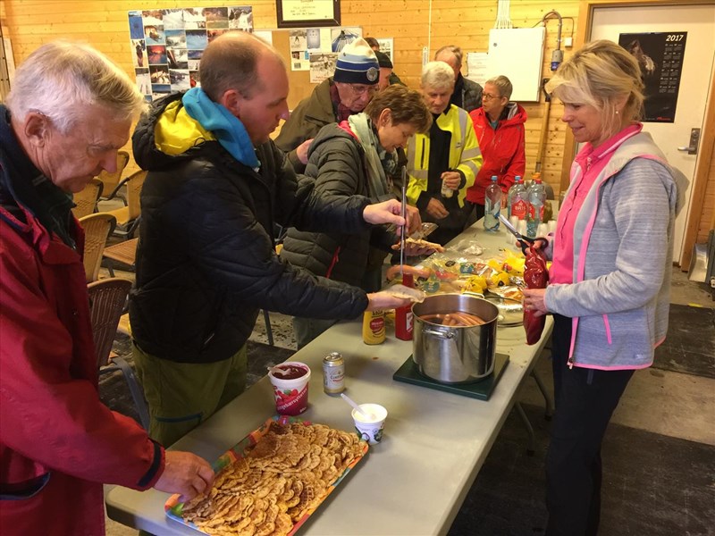 Servering mellom dugnad og årsmøte. Nina Grønnestad Heldrup serverer pølser og vafler F.v.: Sigurd Bjørnstad, Harald Martinsen. Anne Sønstevold, Hans Faanes, Olaf Godli, Berit Gro Fløgstad. FOTO: Lene Li Dragland