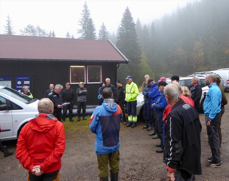 Samlet ved garasjen. Leder Tore Heldrup Rasmussen lister opp og deler ut oppgaver. Bak fra venstre: Stian Hauger, Harald Martinsen. Tore, Bård Hauger, Olaf Godli, Bjørn Inge Larsen, Lars Petter Fjeld, Øivind Holum, Arild Bernstrøm, Pål Rasmussen, Morten Juell, Sigurd Bjørnstad, Kåre Hansen, Dag Fredriksen, Anders Heger, Sverre Sjøblom, Eirik Formo Med ryggen til fra venstre: Steinar Faanes, Trond Faanes, Thomas Knutzen, Lasse Holmen og Anne Kirsten Stensby. Foto: Lene Li Dragland