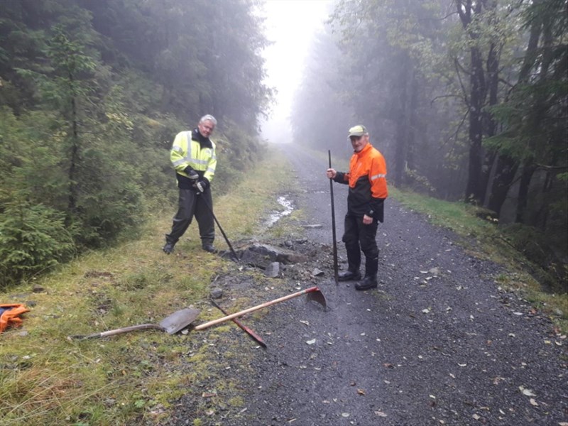 Tore Heldrup Rasmussen og Olaf Godli fjerner diger stein i Bislingvegen. Bra for løypemaskinen. Foto: Stian Hauger