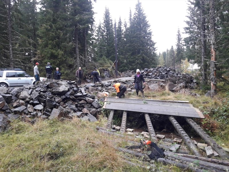 Brua ved garasjen demonteres. Lunner Almenning utbedrer Myllslivegen og skiløypa legges litt om. Foto: Stian Hauger.