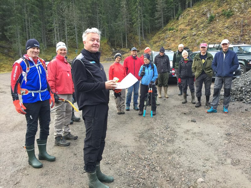 Samling på p-plassen, leder Tore Heldrup Rasmussen deler ut dagens oppgaver. F.v.: Kjell Inge Skjemstad, Harald Gløersen, Ingrid Hartmark, Oddmund Mellemstrand, Berit Fløgstad, Terje Osmundsen, Tjjomas Knutzen. Frederi Zimmer, Ingeborg N. Bjørnstad, Sigurd Bjørnstad, Jakob Skogseid. Foto Lene Li Dragland