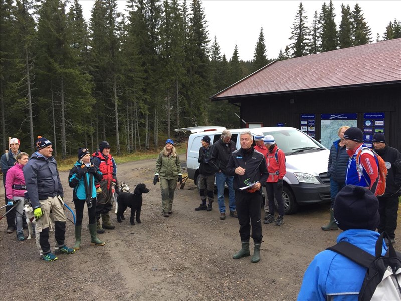 Samling på p-plassen: Joakim Lystad, Monica Syrdal, Leif Øie, Hilde Reh Stensrud, John Arff Pettersen, Inger Johanne Wiese, Arne Bergan Andersen, Arild Bernstrøm. Tore H. Rasmussen, Harald Gløeresn, Anne Kvisgaard Gløersen, Sverre Sjøblom, Kjell Invar Skjemstad, Stian Hauger og Berit Fløgstad. Foto Lene Li Dragland